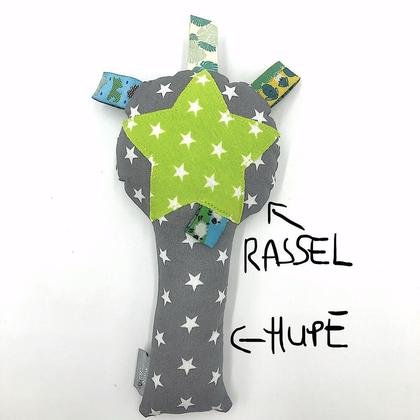 Quietsche- RASSEL mit Etiketten - Sterne grau/grün