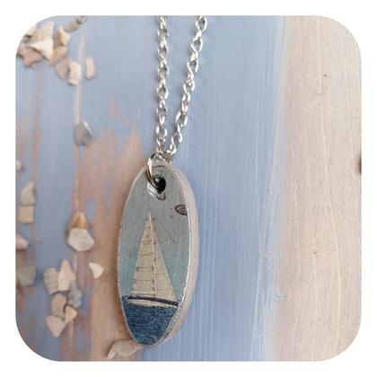 Silberne Halskette mit ovalem Betonanhänger "Segelboot"