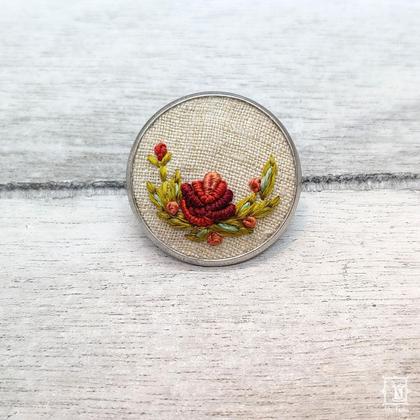 Ansteck-Nadel aus Edelstahl mit handgestickten Rosen