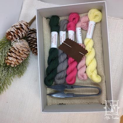 Stickerei-Box mit pflanzlich gefärbten Wollfäden, verschiedene Farbkombinationen