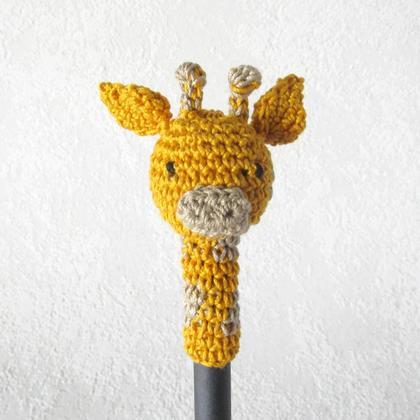 Giraffe mit Bleistift, Häkeltier Aufsatz für Stift im Regenbogendesign