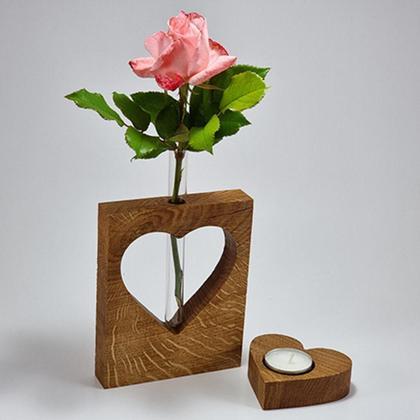 Rechteck aus Holz mit Herz Vase und Teelicht 