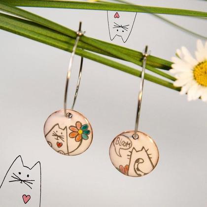 Creolen Ohrringe "Bloom" mit Katzen aus Emaille, Katzen Ohrringe, Ohrringe rund 