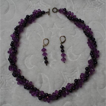  Schmuckset aus lila Wachsperlen und violetten Kiristallen